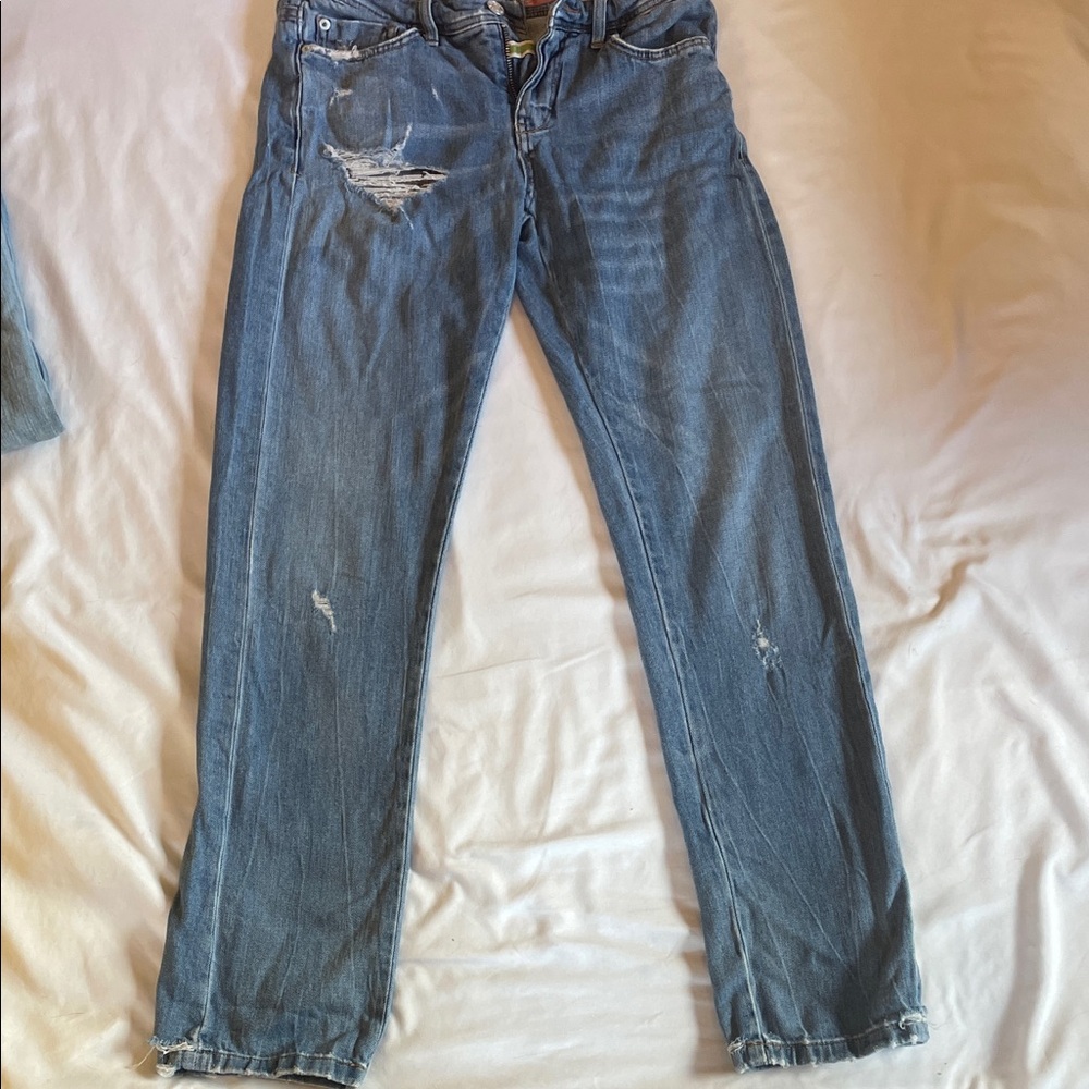 Pilcro Women’s Light Blue Straight Jeans with Distressed Details